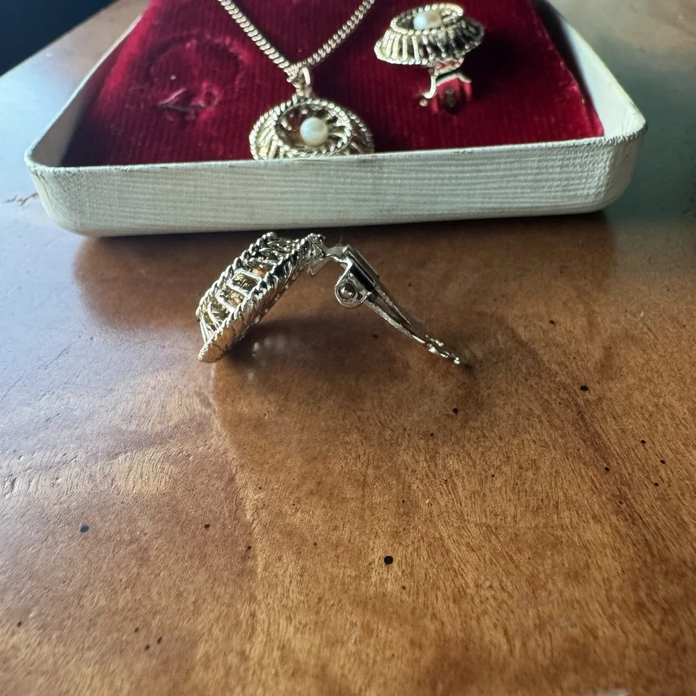 Vintage Genuine Cultured Pearl Necklace & Clip-On Earrings‎ Set in Box